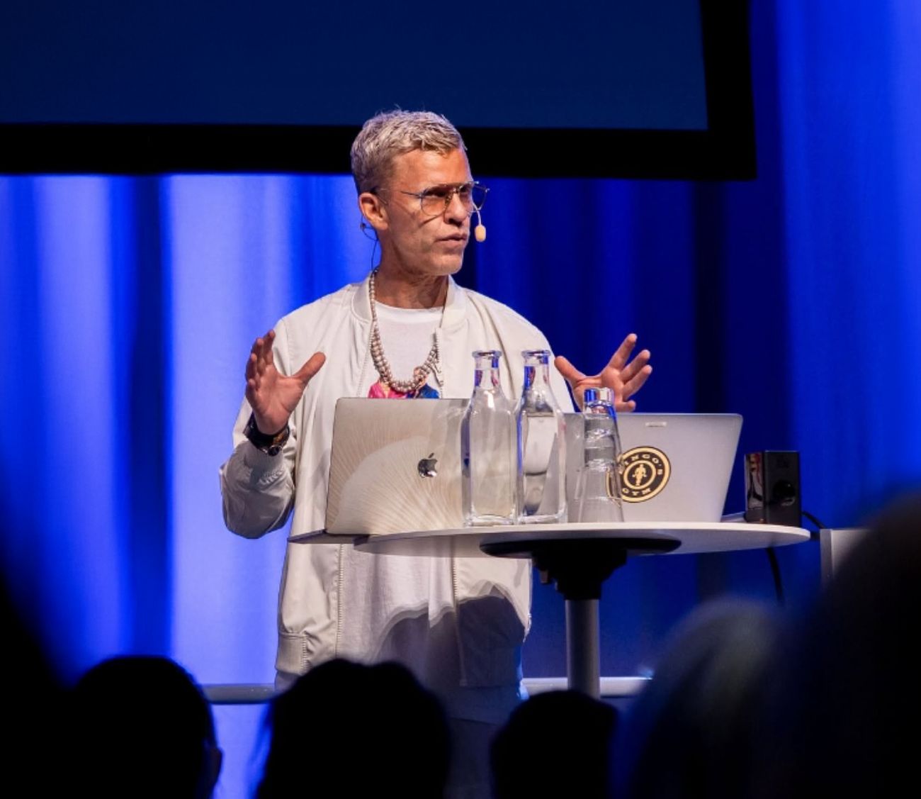 Bingo Rimér på scen under en föreläsning